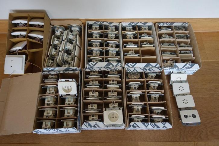 Niko en Legrand stopcontacten en schakelaars oude modellen, Doe-het-zelf en Bouw, Elektriciteit en Kabels, Gebruikt, Schakelaar