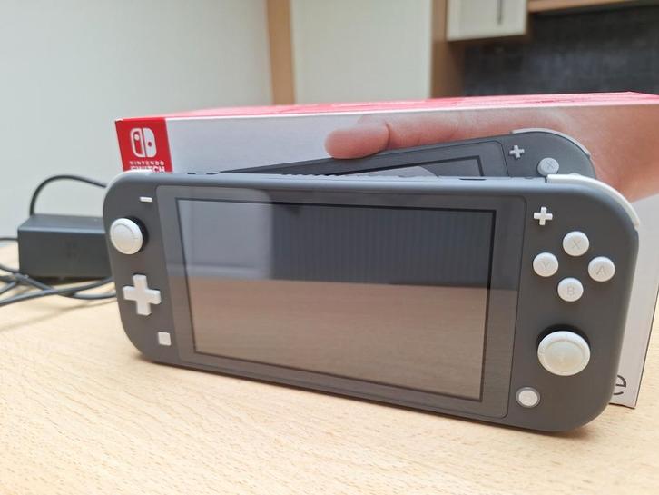 Switch Lite + 2 spelletjes / met beschermhoesje, Games en Spelcomputers, Spelcomputers | Nintendo Switch, Zo goed als nieuw, Ophalen of Verzenden