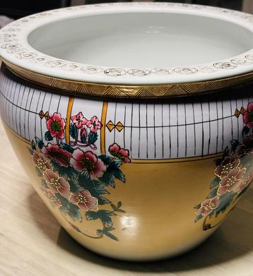 Grand cache-pot chinois ou japonais en porcelaine  beschikbaar voor biedingen