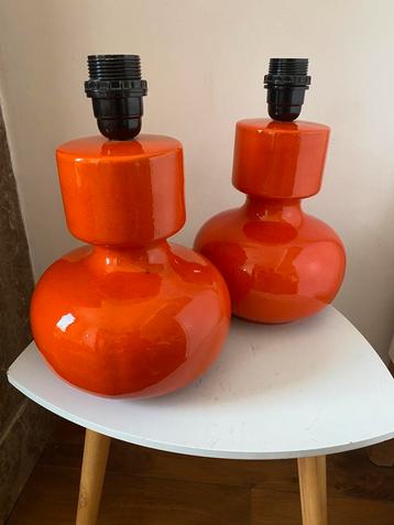 Paar vintage oranje lampen beschikbaar voor biedingen