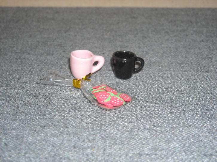 2 koffiemokken en een zakje aardbeisnoepjes, Verzamelen, Poppenhuizen en Toebehoren, Gebruikt, Ophalen of Verzenden