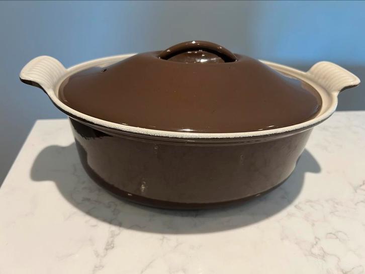 Cousances (Le Creuset) Terrine 26 cm chocolade bruin, Huis en Inrichting, Keuken | Potten en Pannen, Zo goed als nieuw, Koekenpan of Braadpan