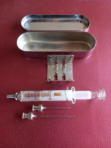 Vintage sterilisator doosje beschikbaar voor biedingen