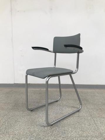 Vintage 'Ahrend de cirkel' sledestoelen/buisframestoelen beschikbaar voor biedingen