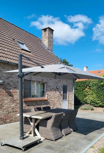 Parasol van JARDINICO met zeer zware voet en beschermhoes beschikbaar voor biedingen