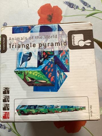 Piramidedriehoekdieren van de wereld beschikbaar voor biedingen