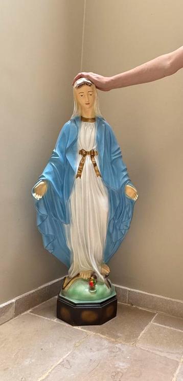 Reuzegrote (110 cm H) beeltenis van Maria d’époque op sokkel beschikbaar voor biedingen