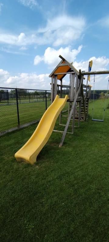 Houten speeltuig met twee torens, brug en glijbaan disponible aux enchères