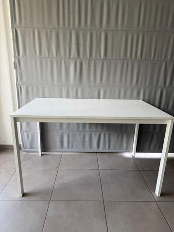 Eettafels met 5 stoelen (samen of apart) beschikbaar voor biedingen
