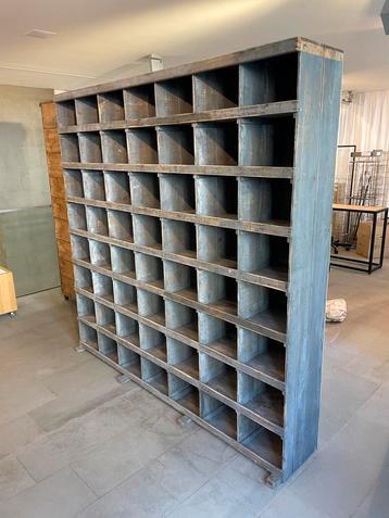 Houten Rek, Kast met 56 Vakken beschikbaar voor biedingen