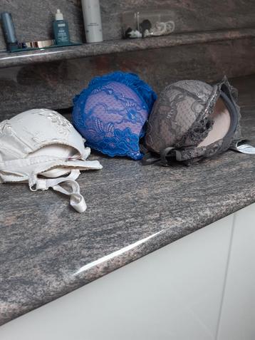 3 soutiens-gorge : beige, bleu et gris., Enlèvement ou Envoi, Bleu, Soutien-gorge
