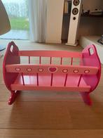 Houten poppen wiegje / bedje roze, Kinderen en Baby's, Speelgoed | Poppen, Ophalen, Zo goed als nieuw, Babypop