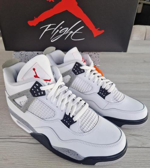 Air Jordan 4 Retro „White Cement” 2025 — Maat 46 — Nieuw, Sport en Fitness, Basketbal, Nieuw, Schoenen, Ophalen of Verzenden