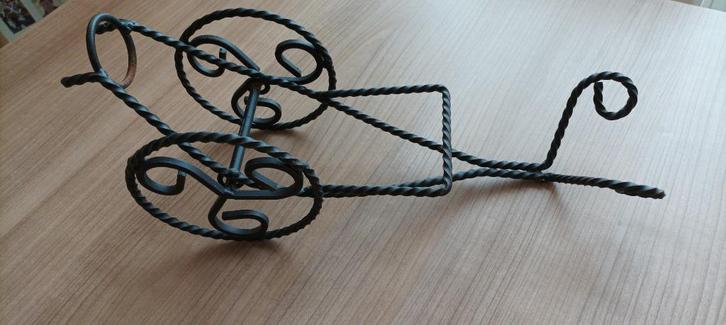 oude smeedijzeren tafelflessenhouder, met wielen, Huis en Inrichting, Woonaccessoires | Wijnrekken, Gebruikt, Metaal, Ophalen of Verzenden