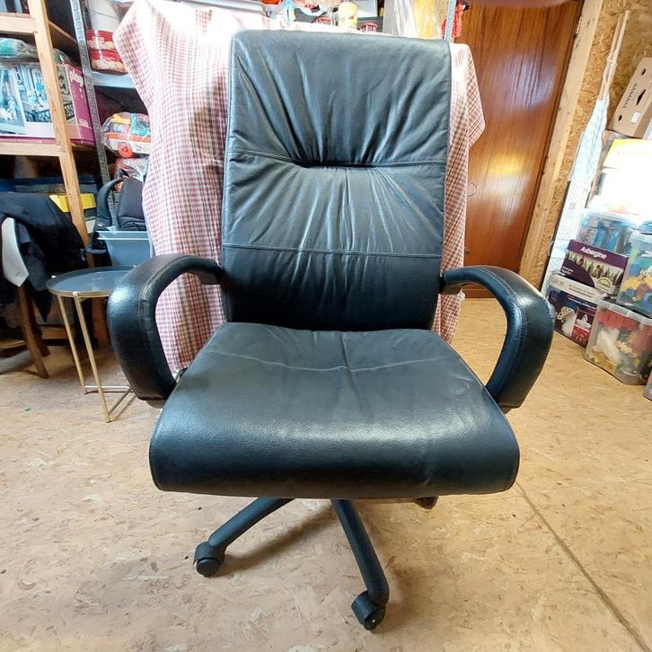 Zwarte bureaustoel, ideaal voor op kot, Huis en Inrichting, Bureaustoelen, Gebruikt, Bureaustoel, Ophalen