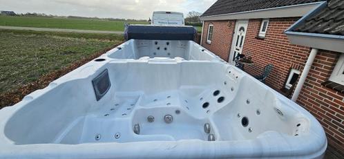 zwemspa met apart jacuzzi gedeelte! Met garantie en nieuwe.., Tuin en Terras, Bubbelbaden en Hottubs, Zo goed als nieuw, Vast