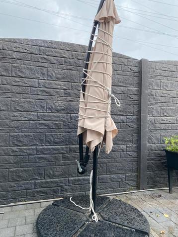Parasol (3m) met tegels beschikbaar voor biedingen