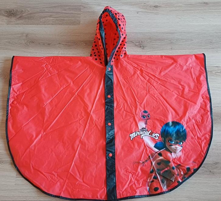 Poncho de pluie Miraculous, 4-6ans, Kinderen en Baby's, Kinderkleding | Maat 104, Zo goed als nieuw, Meisje, Trui of Vest, Ophalen of Verzenden