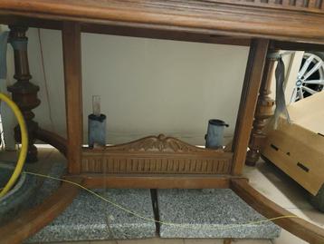 Kast + tafel + 4 stoelen  beschikbaar voor biedingen