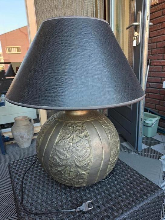 Zwarte lamp met bewerkte voet Straluma, Maison & Meubles, Lampes | Lampes de table, Comme neuf, Enlèvement