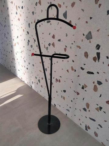 1980s vintage design postmodern kapstok dressboy beschikbaar voor biedingen
