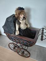 Porseleinen pop in oude poppenkoets voor decoratiie, Antiek en Kunst, Ophalen