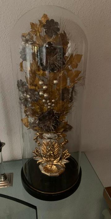 Anieke stolp met vergulde bloemen beschikbaar voor biedingen