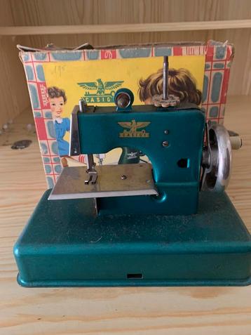 Casige kleine metalen naaimachine speelgoed beschikbaar voor biedingen