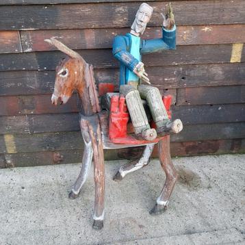 Uit hout gesneden man met ezel beschikbaar voor biedingen