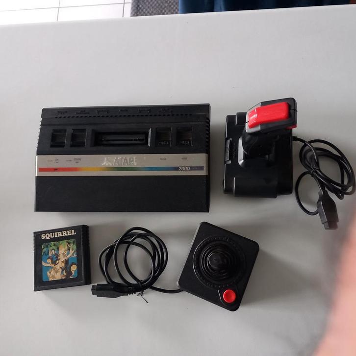 Atari 2600 console, game ,controllers, Games en Spelcomputers, Spelcomputers | Atari, Zo goed als nieuw, Atari 2600, Met 2 controllers