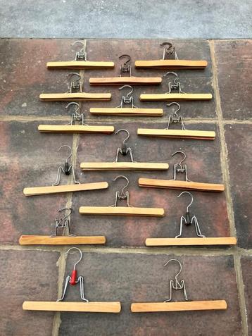 Set van 16 houten broekhangers (clips)     