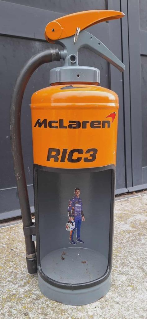 Decoratieve brandblusser, Formule 1 McLaren RIC3 looks., Verzamelen, Automerken, Motoren en Formule 1, Gebruikt, Formule 1, Ophalen of Verzenden