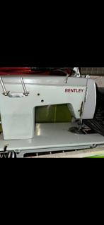 Machine au coudre avec le meuble et les pédales, Hobby & Loisirs créatifs, Machines à coudre & Accessoires, Enlèvement, Utilisé