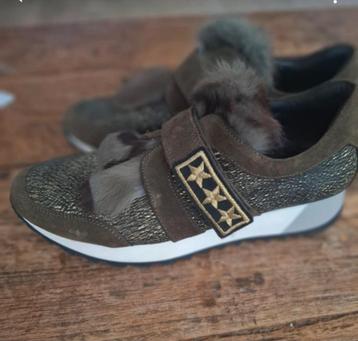 Nieuwe khaki sneakers beschikbaar voor biedingen