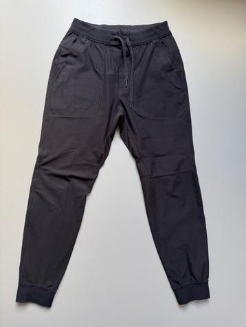 zwarte sportieve broek Lululemon, maat M beschikbaar voor biedingen