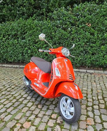 Belle Vespa Classic 125cc construite en 2022