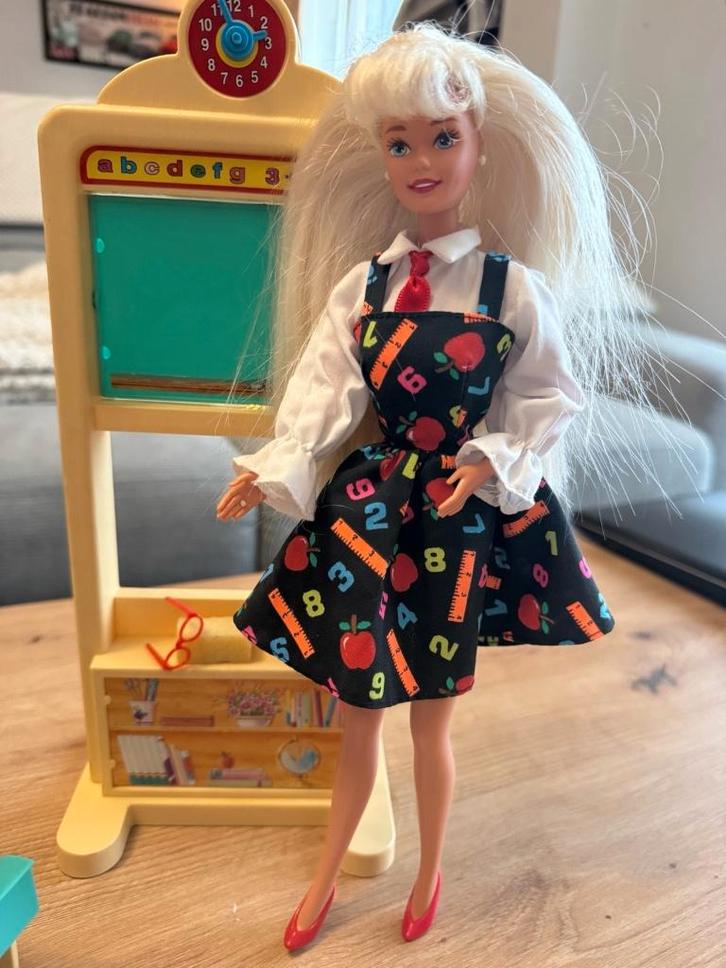 Barbie Maîtresse d’école – Mattel 14062 (1995), Collections, Poupées, Comme neuf, Poupée, Envoi