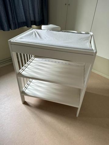 Ikea Commode + aankleedkussen + hoes + opbergmanden beschikbaar voor biedingen