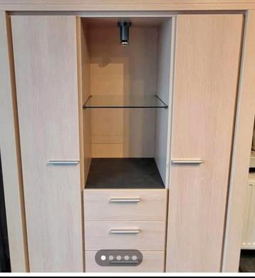 Volledige eetkamer te koop met salontafel en televisiekast beschikbaar voor biedingen