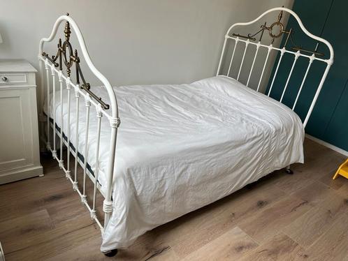 antiek bed gelakt wit met koperen details, Huis en Inrichting, Slaapkamer | Bedden, Gebruikt, Wit, Ophalen