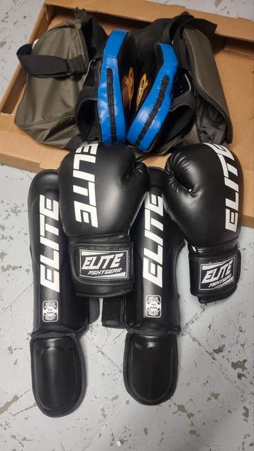 kickboks- of thaiboksset met draagtas beschikbaar voor biedingen