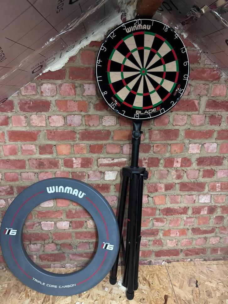 Darts bord, Winmau Blade 6, goed statief en surround, Sport en Fitness, Darts, Zo goed als nieuw, Ophalen of Verzenden