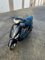 a klasse scooter peugeot v clic, Fietsen en Brommers, Ophalen, Zo goed als nieuw