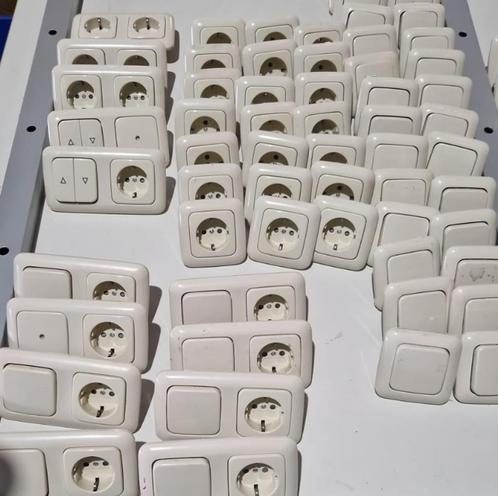 Gira Wandcontactdozen Busch Jaeger Jager, Doe-het-zelf en Bouw, Elektriciteit en Kabels, Zo goed als nieuw, Stopcontact, Ophalen