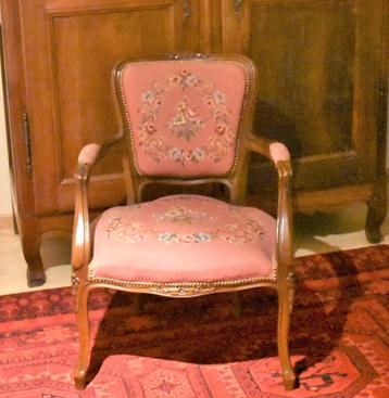 CHAISE EN TAPISSERIE PETIT POINT