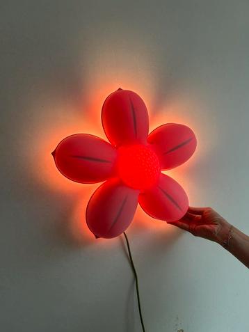 Lampe murale en forme de fleur disponible aux enchères