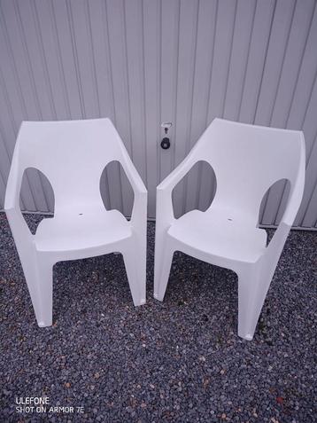 2 nouvelles chaises de jardin empilables