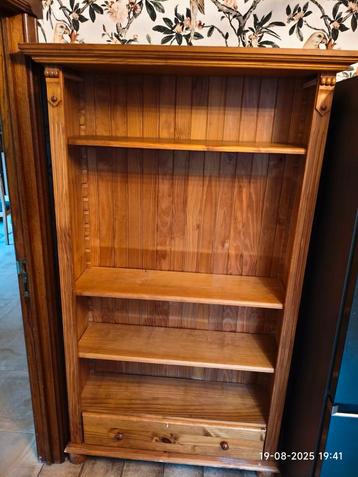 Boekenkast  beschikbaar voor biedingen