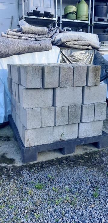 Lot holle betonstenen 29 cm L x 14 cm B x 19 x cm H beschikbaar voor biedingen