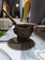 mortier et d'un pilon en bronze, Antiek en Kunst, Antiek | Brons en Koper, Ophalen, Brons